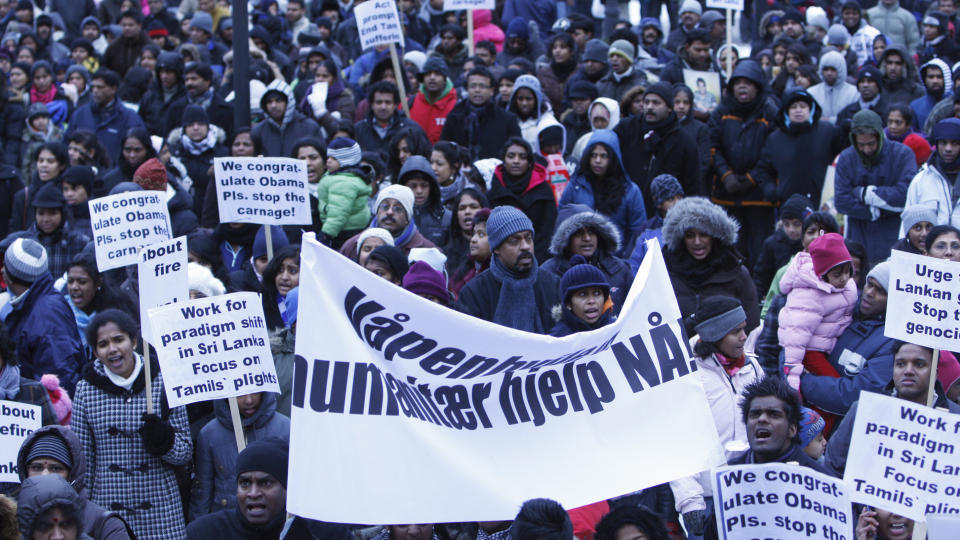Tamiler i Norge demonstrerte utenfor Stortinget l�rdag ettermiddag. Rundt 1000 mennesker hadde funnet veien og ytret h�ylytt misn�ye mot mangelen p� hjelp til tamilene p� Sri Lanka. Foto: Lise �serud/Scanpix