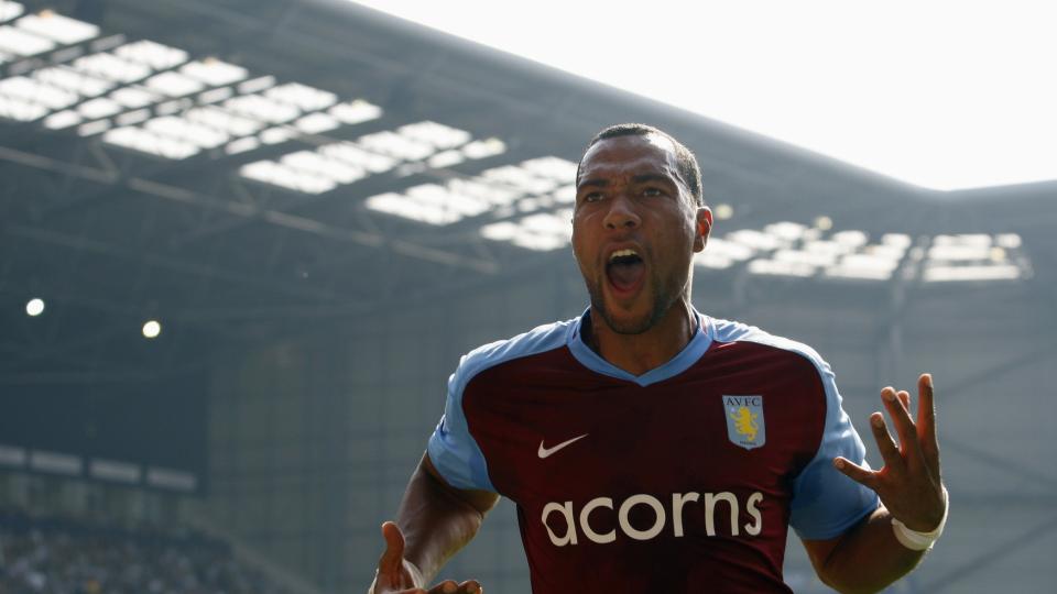 IKKE BESKJEDEN: John Carew og Aston Villa rir p� en b�lge av selvtillit. Nordmannen ser ingen grunn til � v�re beskjeden, og mener at Aston Villa er i stand til � tukte Liverpool mot slutten av sesongen.Foto: SCANPIX/REUTERS/Darren Staples