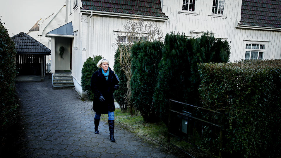 GJENNOMGIKK AVH�R: Politioverbetjent Kari Marie Kjelstad og andre etterforskere var i dag hos den eldre kvinnen som fant posen med den d�de babyen, ved foten av en av buskene like til h�yre for politikvinnen p� bildet. Foto: BJ�RN LANGSEM