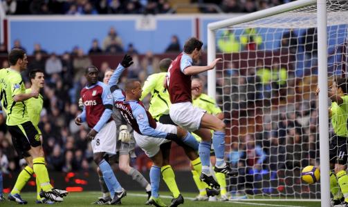 UTROLIGE SJANSER: Det er et under at Aston Villa gikk av banen uten � score mot Wigan. Foto: EPA/LEE SANDERS