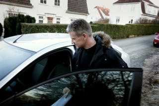 OMFATTENDE ETTERFORSKNING: Rundt �tte etterforskere var i dag p� jobb i forbindelse med barned�dsfallet, flere av dem i nabolaget til funnstedet.  Foto: BJ�RN LANGSEM