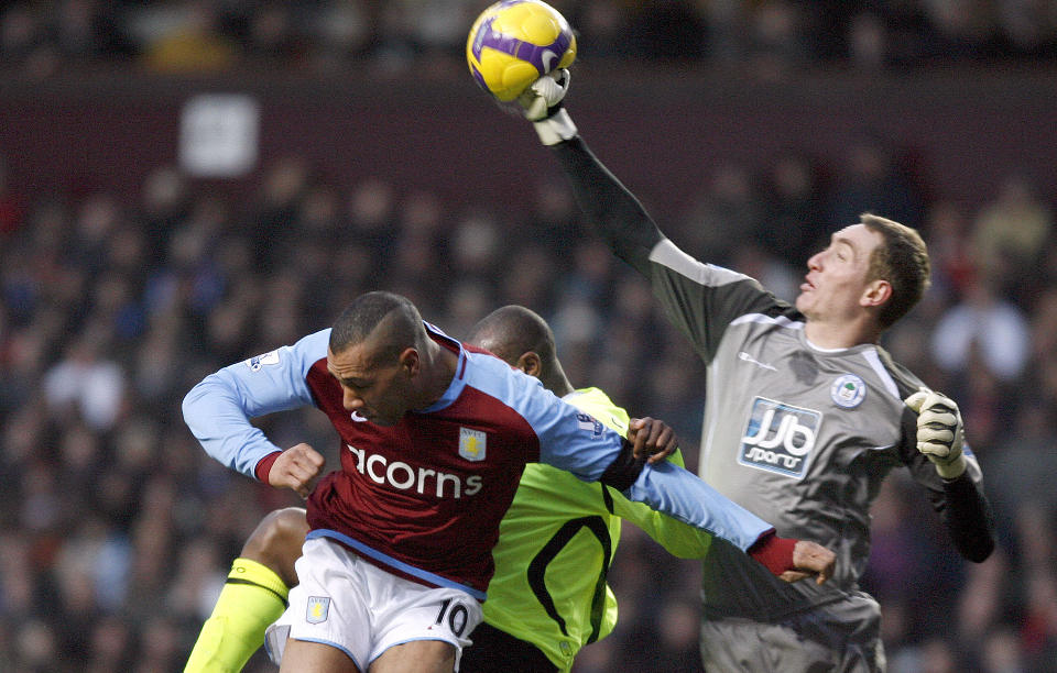 CAREW GJORDE COMEBACK MED NY SVEIS: Og var bare en lang t� fra Paul Scharner unna � bli helt i sin f�rste A-kamp siden 9. november.Foto: AP Photo/Simon Dawson
