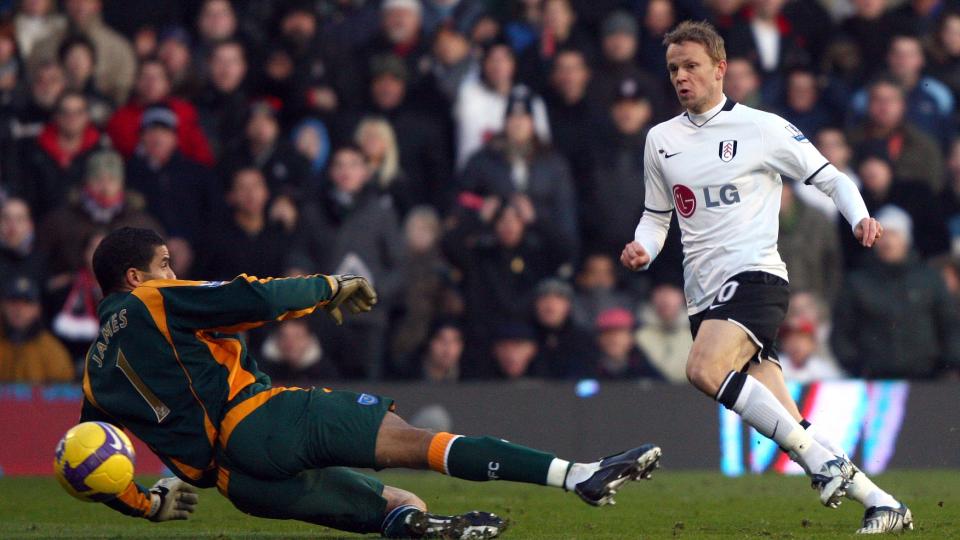 STARTET P� EGEN HALVDEL: Erik Nevland startet perfekt, l�p fra Portsmouth-forsvaret og satte ballen iskaldt til side for David James til sin f�rste scoring for sesongen.Foto: AP Photo/Tom Hevezi