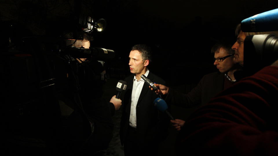 VIL IKKE FRYSE L�NNA: 
Statsminister Jens Stoltenberg kommenterer forholdene rundt politikernes l�nn generelt og sin egen l�nn i bakg�rden ved  statsministerboligen i Oslo l�rdag kveld.
Foto:  Lise �serud / SCANPIX