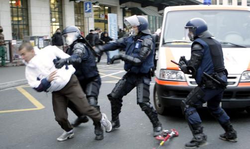 HAN OG 59 ANDRE: Ble p�grepet. Foto: AP Photo/KEYSTONE/Martial Trezzini/Scanpix