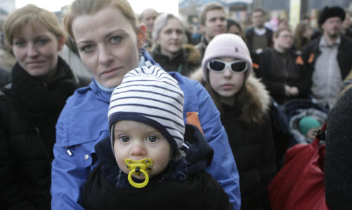 F�R NY REGJERINGEN: Men det sp�rs om b�de de store og de sm� blir s� forn�yde med den nye koalisjonen. Foto: REUTERS/Ints Kalnins/Scanpix