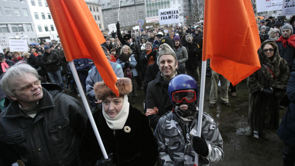 LITE FORN�YDE: Regjeringen p� Island m�tte g� etter massive protester. Foto: REUTERS/Ints Kalnins/Scanpix