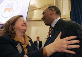 GRATULERES: Steele gratuleres her av Holly Hughes. Foto: REUTERS/Molly Riley/Scanpix