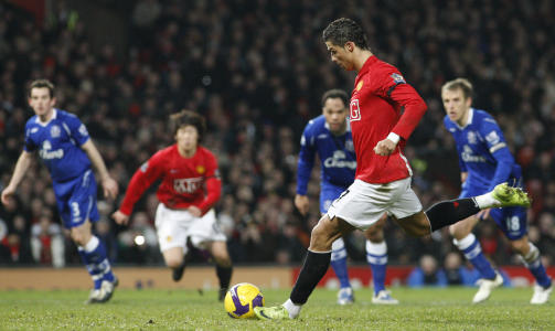 AVGJ�RENDE: Cristiano Ronaldos nonchalante straffespark sikret tre viktige United-poeng.Foto: AP Photo/Jon Super