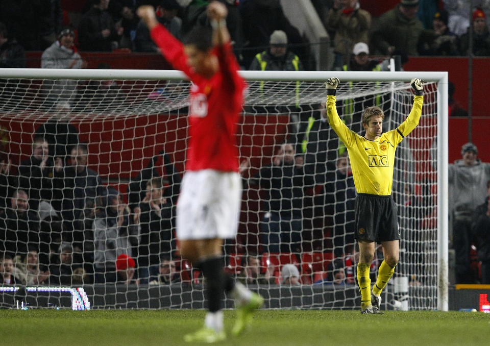 REKORDGJERRIG: Edwin van der Sar og Cristiano Ronaldo strekker armene triumferende i v�ret etter Manchester Uniteds 12. strake kamp uten baklengsm�l i Premier League.Foto: REUTERS/Phil Noble