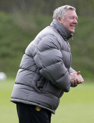 GNIR SEG I HENDENDE: Sir Alex Ferguson har god grunn til � smile og gni seg i hendende over sesongutviklingen til Manchester United. Etter at de regjerende seriemestrene gikk av banen uten baklengsm�l for 12. kamp p� rad, ga den fyrrige skotten egne elever stor honn�r. Foto: REUTERS/Phil Noble
