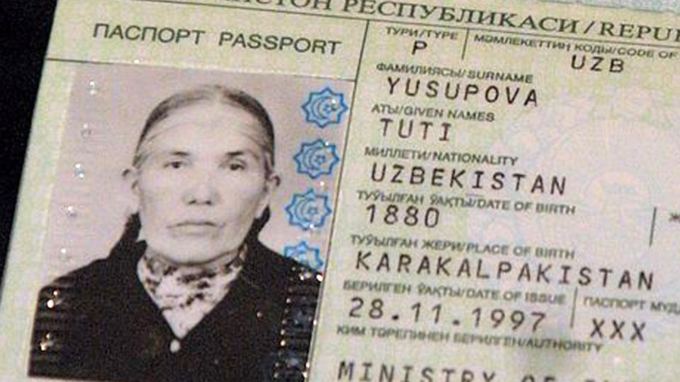 PASSET: Tuti Yusupowa ble f�dt i 1880. Foto: REUTERS/Cihan News Agency/Atif Ala/Handout/Scanpix