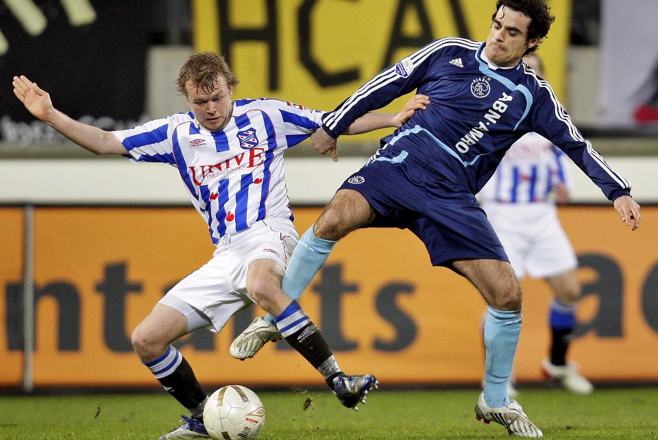 SENKET AJAX: Christian Grindheim spilte hele kampen da Heerenveen slo Ajax p� bortebane i Amsterdam. Her i duell Ajax' Kenneth Perez fra et m�te mellom lagene forrige sesong.Foto: EPA/Koen van Weel