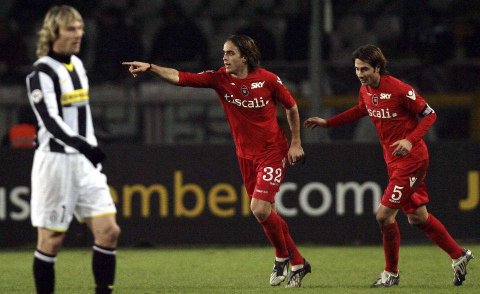 MATCHVINNER: Cagliaris Alessandro Matri (midten) jubler sammen med lagkamerat Daniele Conti etter � ha satt inn m�let som skulle gi laget fra Sardinia deres f�rste borteseier mot Juventus siden 1968.Foto: REUTERS/Alessandro Garofalo