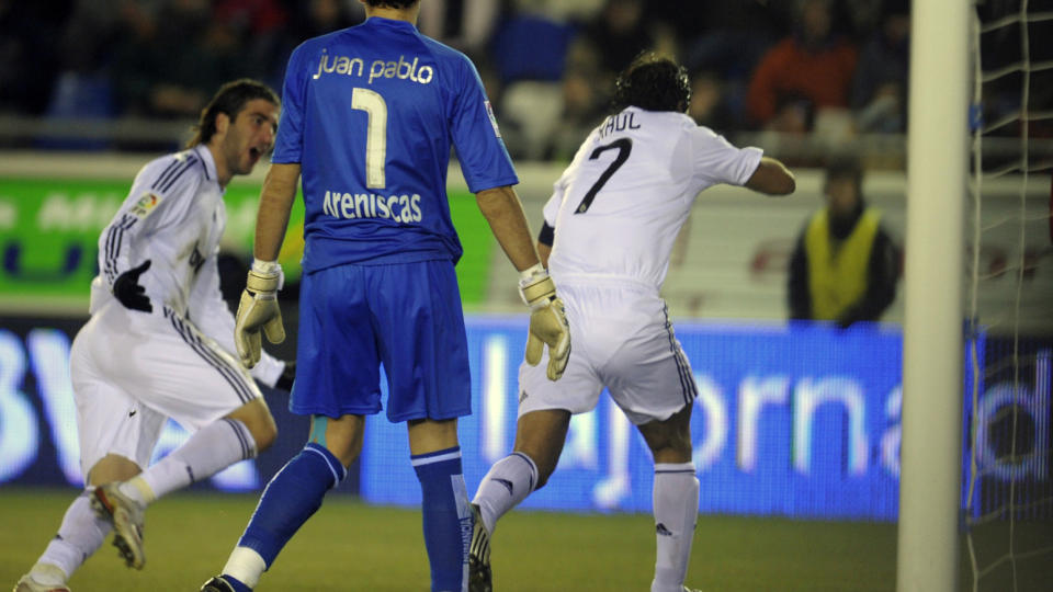 HISTORISK �YEBLIKK: Ra�l satte inn Real Madrids f�rste scoring mot Numancia, et m�l som sendte ham opp p� samme antall scoringer som klubblegenden Alfredo Di Stefano. Begivenheten ble feiret p� sedvanlig Ra�l-vis med � kysse gifteringen.Foto: REUTERS/Felix Ordonez