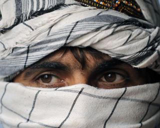 STYRKER SIN POSISJON: Taliban, her ved kommand�r Abdul Shafiq (30) styrker sin posisjon i Afghanistan. Foto: Marai Shah/AFP/Scanpix