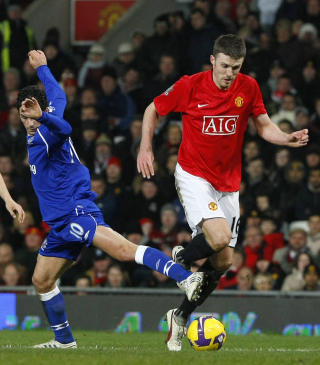 BANENS GIGANT SKAFFET STRAFFE: Michael Carrick holdt et jerngrep om midtbanen, skaffet Manchester United det avgj�rende straffesparket da han grunnlurte Mikel Arteta og ble k�ret til banens beste.Foto: REUTERS/Phil Noble