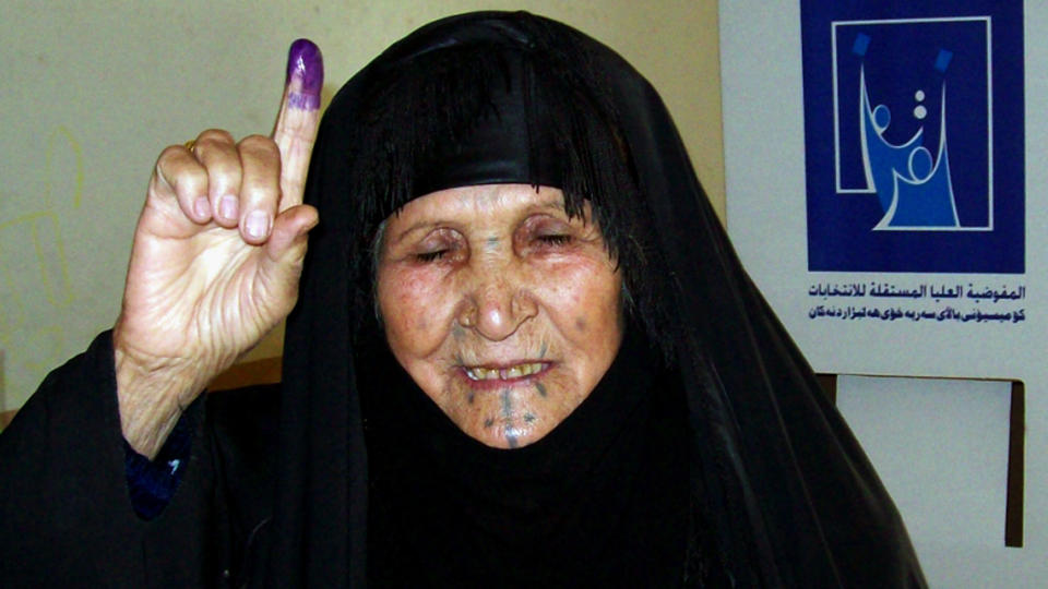 VISER VEI: En blind, eldre kvinne viser frem beviset p� at hun har avgitt sin stemme i tr�d med regelverket. Kvinnen gjorde sin borgerplikt i byen Ramadi. Foto: Azhar Shallal/AFP/Scanpix