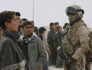 MASKERT: En soldat fra US Marines st�r p� post i byen Sinjar, 39 mil nordvest for Bagdad. Lokalvalget er det fredeligste som har blitt avholdt i landet siden Saddam Hussein m�tte gi fra seg makten. Foto: Erik de Castro/REUTERS/Scanpix