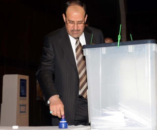 MEN HAN DOBBELDIPPER IKKE: Statsminister Nouri al-Maliki gj�r sin pekefinger lilla. I g�r var han bare velger, som 15 millioner andre. Foto: Den irakiske regjeringen/REUTERS/Scanpix