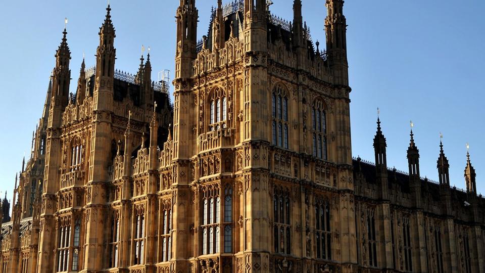 �STEDET: I gangene i dette huset innkasserte de korrupte lordene sine svarte millioner. N� tar regjeringen grep for � gjenopprette Overhusets tillit. Foto: Andy Rain/EPA/Scanpix