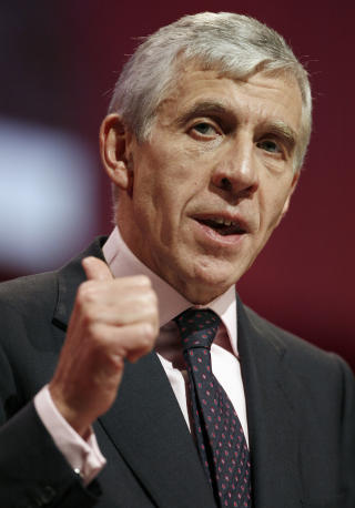 IKKE TOMMELEN OPP: Justisminister Jack Straw m�tte reagere raskt da partifellene i Overhuset ble avsl�rt av journalister fra The Times. Arkivfoto: Phil Noble/REUTERS/Scanpix