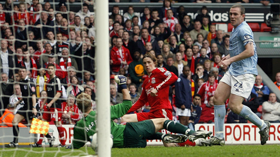 HER ER FORRIGE ANFIELD-SCORING: Ikke siden kampen mot Manchester City 4. mai i fjor har Fernando Torres scoret p� Anfield. Gj�r han slutt p� m�lt�rken mot Chelsea i ettermiddag? Foto: AP/Paul Thomas