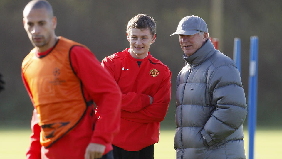 KLAR FOR KAMP: Manchester Uniteds reservelagstrener Ole Gunnar Solskj�r mener Rio Ferdinand er klar for spill for manager Alex Fergusons f�rstelag igjen etter en omgang for reservene i kveld. Her fra en trening i 2007. Foto: Phil Noble, Reuters/Scanpix