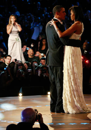 ALLSIDIG MUSIKKSMAK: Barack Obama og kona Michelle danser til Beyonce under innsettelsesballet den 20 januar. Foto: Scanpi