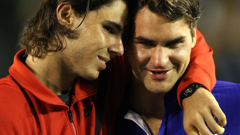 GODE VENNER: Rafael Nadal og Roger Federer er to fantastiske idrettsmenn - og omfavnet hverandre etter nok en episk tennisfinale, der spanjolen igjen viste seg som den sterkeste: Foto: AFP/GREG WOOD