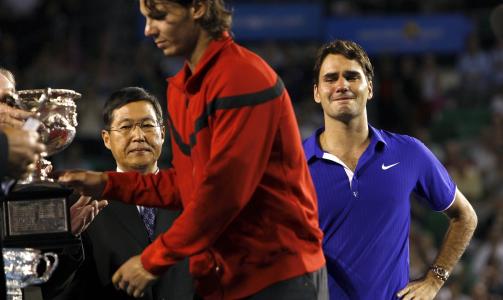 M�TTE TA EN PAUSE: Roger Federer m�tte avbryte sin tale da f�lelsene overmannet ham. Foto: EPA/OLIVER WEIKEN