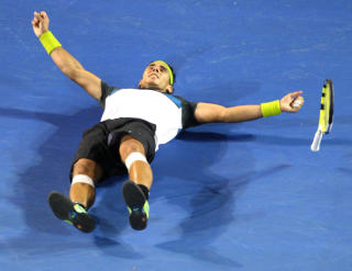 FEMSETTSTHRILLER: Rafael Nadal feiret ekstatisk da seieren var et faktum. Foto: AFP/Antony DICKSON