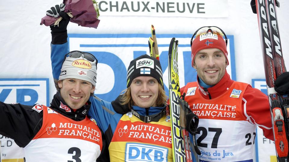 P� PALLEN IGJEN: Magnus Moan fulgte opp l�rdagens seier med � bli nummer tre i dag. I midten vinneren Anssi Koivuranta, til venstre Christoph Bieler. Foto: EPA/NICOLAS BOUVY