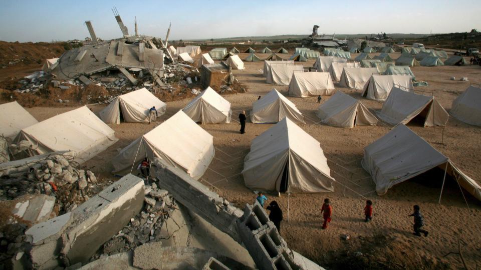 F�R FRED: Disse palestinske familiene m� bo i telt etter at hjemmene deres ble �delagt av bombene under krigen. Foto: EPA/MOHAMMED SABER/Scanpix