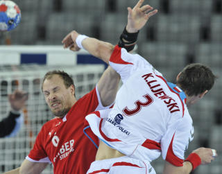 FIKK JULING: Lars J�rgensen er vanligvis den som gir juling, men i kveld ble han og Danmark filleristet av Polen i bronsefinalen i VM.Foto: AFP/ ATTILA KISBENEDEK