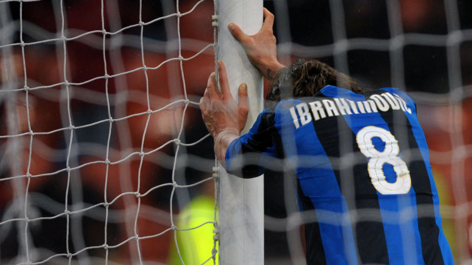 CENTIMETRE UNNA: Zlatan Ibrahimovic depper etter tverrliggertreffet i kampen mot Torino i dag. Inter leder fortsatt Serie A.Foto: AFP/ GIUSEPPE CACACE