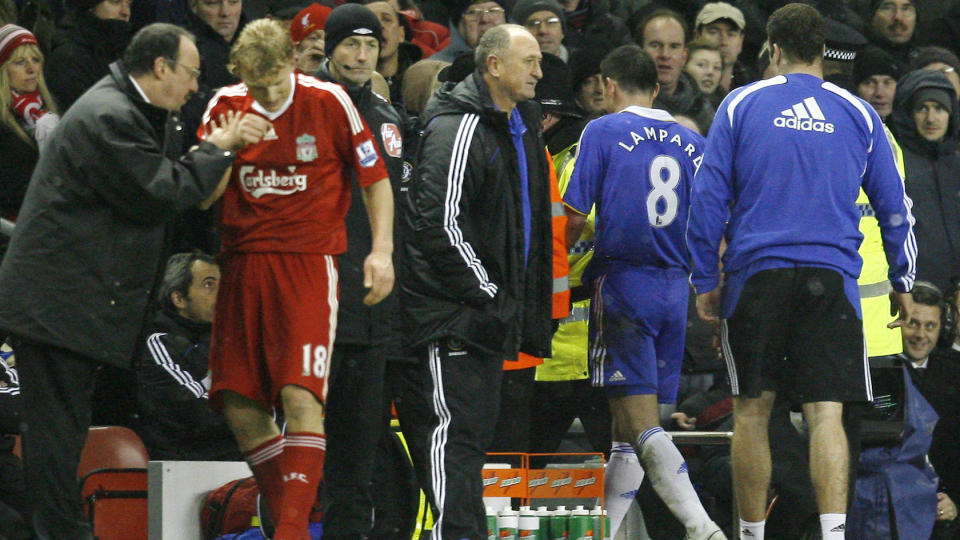 UFORST�ELIG UTVISNING: Chelsea m�tte spille med 10 mann den siste halvtimen etter en streng utvisning av Frank Lampard. Med �n mann mer p� banen kj�rte Liverpool kampen totalt - og fikk bel�nningen to minutter f�r slutt. Foto: AP Photo/Paul Thomas