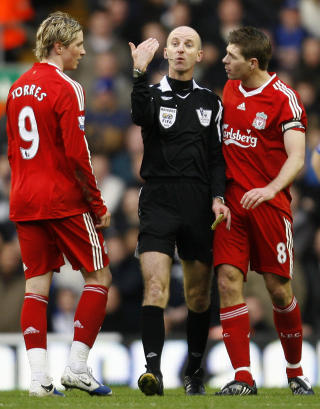 HELDIG GERRARD: Steven Gerrard skal v�re glad han fikk fullf�re kampen p� Anfield. Foto:AP Photo/Paul Thomas