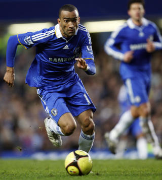 MISTET HODET: Jos� Bosingwa overfalt Benayoun p� overtid, og stemplet Liverpool-spilleren ut av banen. Men til tross for at linjedommeren sto en halv meter unna slapp Chelsea-backen unna straff. Foto: AFP/Adrian Dennis