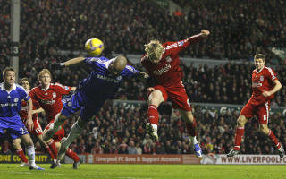 HER AVSLUTTES M�LT�RKEN: Torres kaster seg foran Alex og header inn 1-0. Foto: AP Photo/Paul Thomas
