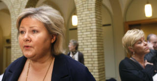 ROR: H�yres Erna Solberg mener Stoltenberg ror s� det fosser rundt baugen. Foto: Lise �serud / SCANPIX