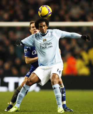 - MOT EVERTON: Brasilianske J� kan styrke Everton-angrepet, der Tim Cahill har holdt fortet i det massive skadefrav�ret den siste tiden. Foto: SCANPIX/AFP/Glyn Kirk