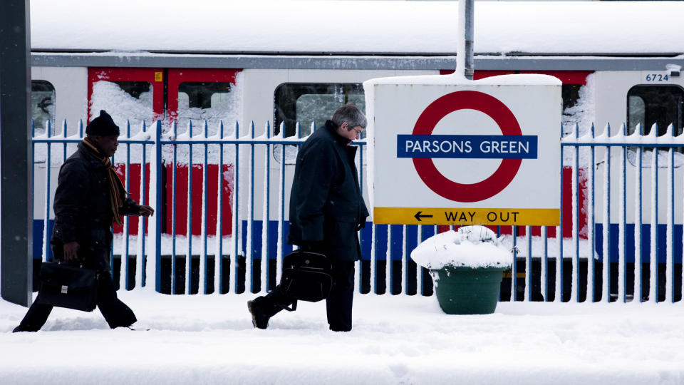 ALT ST�R - FOLK G�R:  Det kraftige sn�fallet i Storbrittania har f�rt til kollaps i offentlige transportsystemer. Baner, buss, tog og fly st�r. Folk m� bruke bena eller jobbe hjemmefra. Seks centimeter sn� har lammet Heathrow, som ikke har hansket med like mye sn� p� 18 �r. Foto: KEVIN COOMBS/REUTERS/SCANPIX