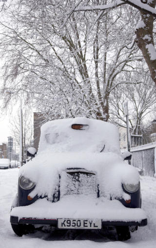 GLEM DROSJE: Transport til og fra flyplassene i London er rammet av sn�. Drosjer st�r, det samme gj�r busser og bane. Foto: KEVIN COOMBS/REUTERS/SCANPIX