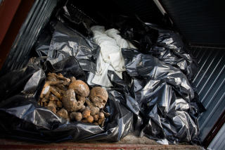 KAN HA V�RT TYFUS: Det var vanlig � brenne eiendelene til tyfusd�de f�r de ble begravet. Det kan derfor ogs� v�re det som har rammet de 1800 i massegraven. Foto: AFP/WOJTEK RADWANSKI