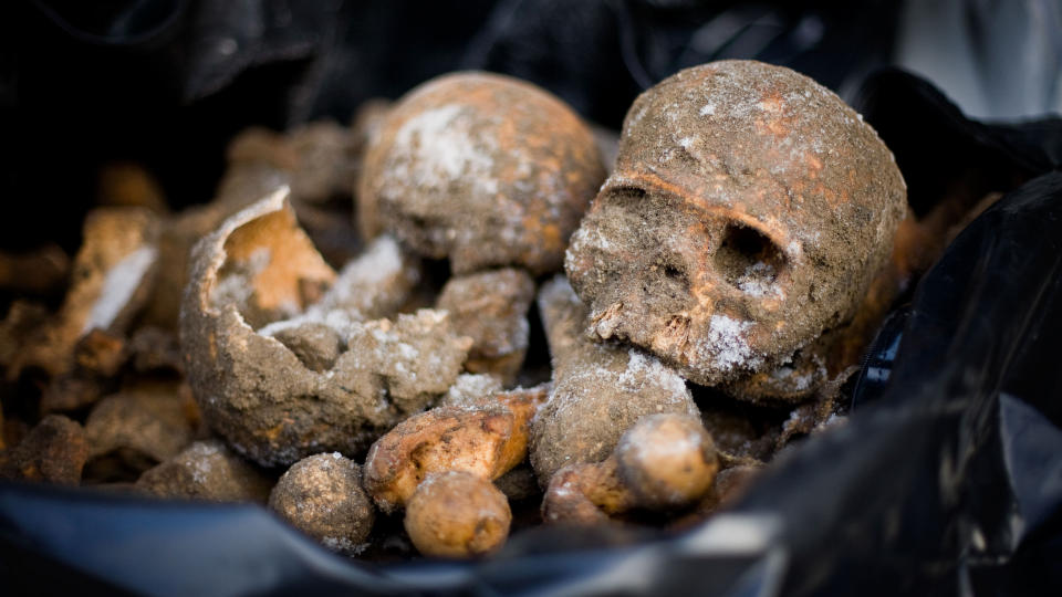 KVINNER OG BARN: I massegraven i byen Malbork helt nord i Polen graves n� sivile ut. De hadde ikke kl�r, sko eller personlige eiendeler p� seg da de ble gravlagt. Foto: AFP/WOJTEK RADWANSKI