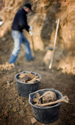 HERJINGER: Den R�de H�r herjet stort etter at den br�t gjennom de tyske linjene i �st. De kan ogs� ha v�rt ansvarlig for at disse d�de. Foto: AFP/WOJTEK RADWANSKI