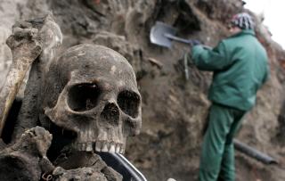 SIVILBEFOLKNINGEN BLE EVAKUERT: Mot slutten av andre verdenskrig br�t det ut store kamper i Malbork. Byen ble nesten total�delagt. Foto: EPA/ADAM WARZAWA