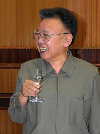 VIL HA OPPMERKSOMHET: Analytikere mener Kim Jong Il provoserer for � skaffe seg �konomisk st�tte han desperat trenger. Foto: Scanpix