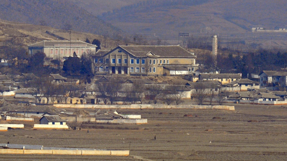 KONFLIKTFYLT: En nordkoreansk tjenestemann understreket i dag at Nord- og S�r-Korea er i krig med hverandre. Dette bildet er tatt fra det s�rkoreanske vaktt�rnet ved grensa mot grensa mot nord. Foto: Scanpix/AFP